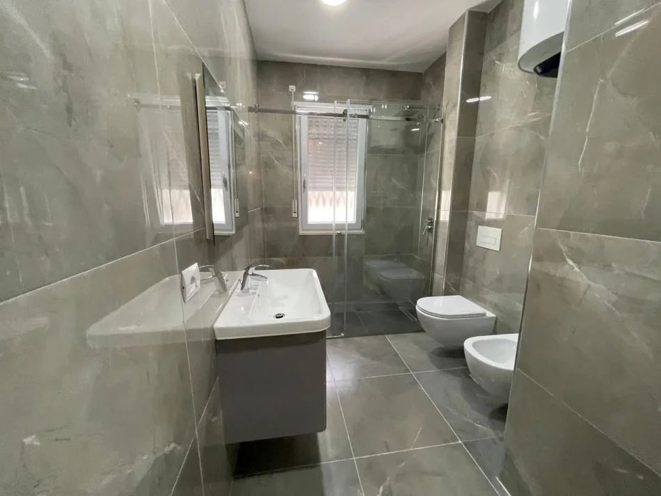 Tirane, jepet me qera apartament 2+1 Kati 2, 100 m² 900 € (Kopshti Botanik)