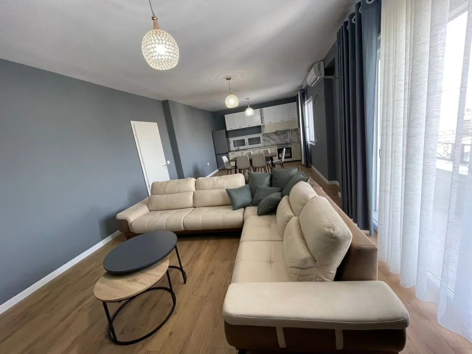 Tirane, jepet me qera apartament 2+1 Kati 2, 100 m² 900 € (Kopshti Botanik)