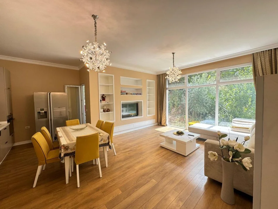 Tirane, jepet me qera apartament 2+1+Ballkon Kati 2, 90 m² 850 € (Liqeni i That)