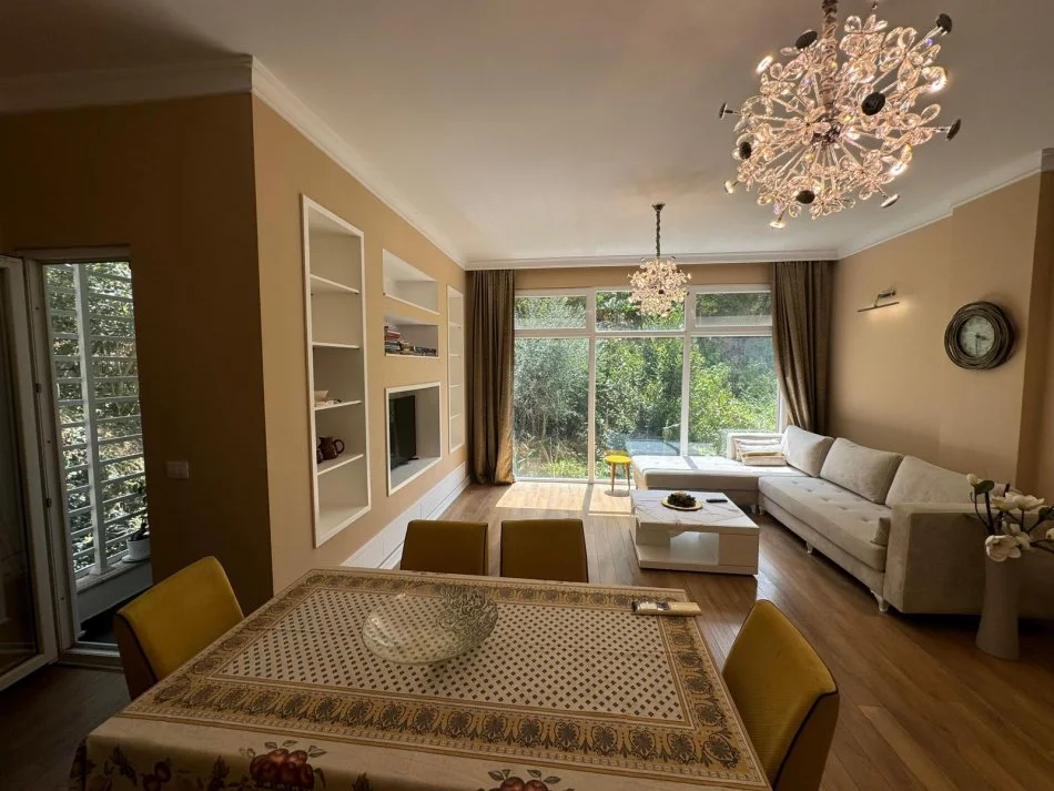 Tirane, jepet me qera apartament 2+1+Ballkon Kati 2, 90 m² 850 € (Liqeni i That)