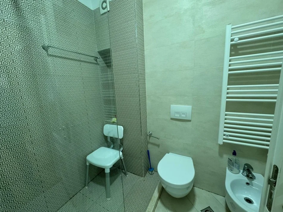 Tirane, jepet me qera apartament 2+1+Ballkon Kati 2, 90 m² 850 € (Liqeni i That)