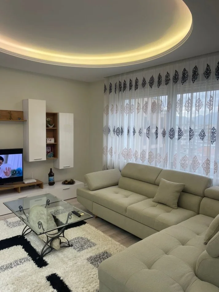 Tirane, jepet me qera apartament 1+1+Ballkon Kati 9, 70 m² 1.000 € (Rruga e Kosovareve)