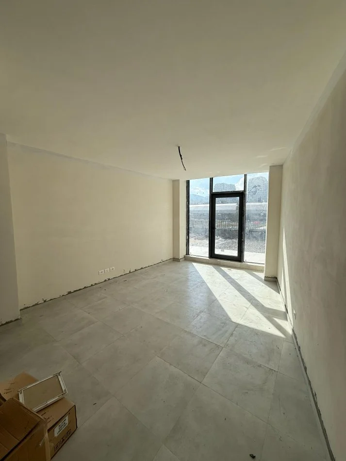 Tirane, jepet me qera ambjent biznesi Kati 1, 40 m² 700 € (Lake View)