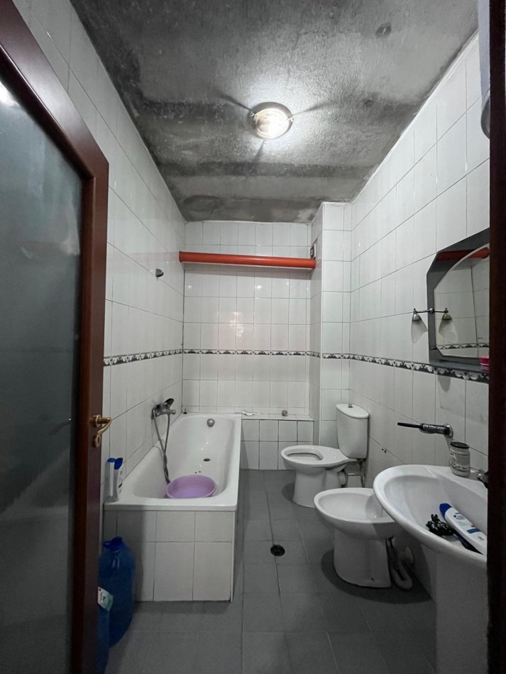 Tirane, shitet apartament 2+1+Ballkon Kati 2, 130 m² 235.000 € (Rruga e Kavajes)