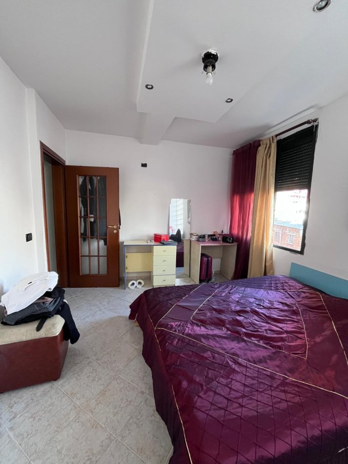 Tirane, shitet apartament 2+1+Ballkon Kati 2, 130 m² 235.000 € (Rruga e Kavajes)