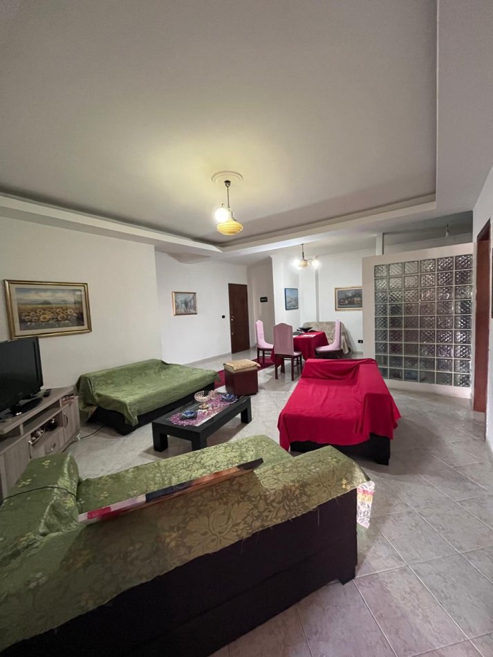 Tirane, shitet apartament 2+1+Ballkon Kati 2, 130 m² 235.000 € (Rruga e Kavajes)