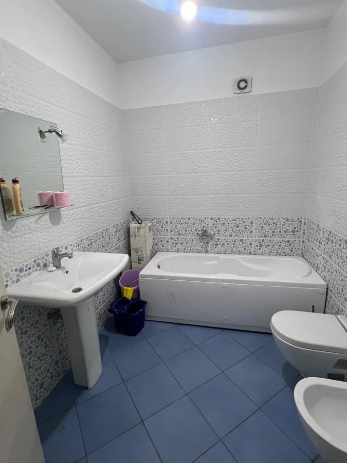 Tirane, jepet me qera apartament 2+1+Ballkon Kati 4, 98 m² 600 € (Dritan Hoxha)