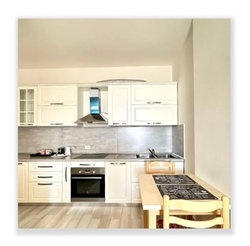 Tirane, jepet me qera apartament 1+1 Kati 3, 60 m² 350 € (fresku)