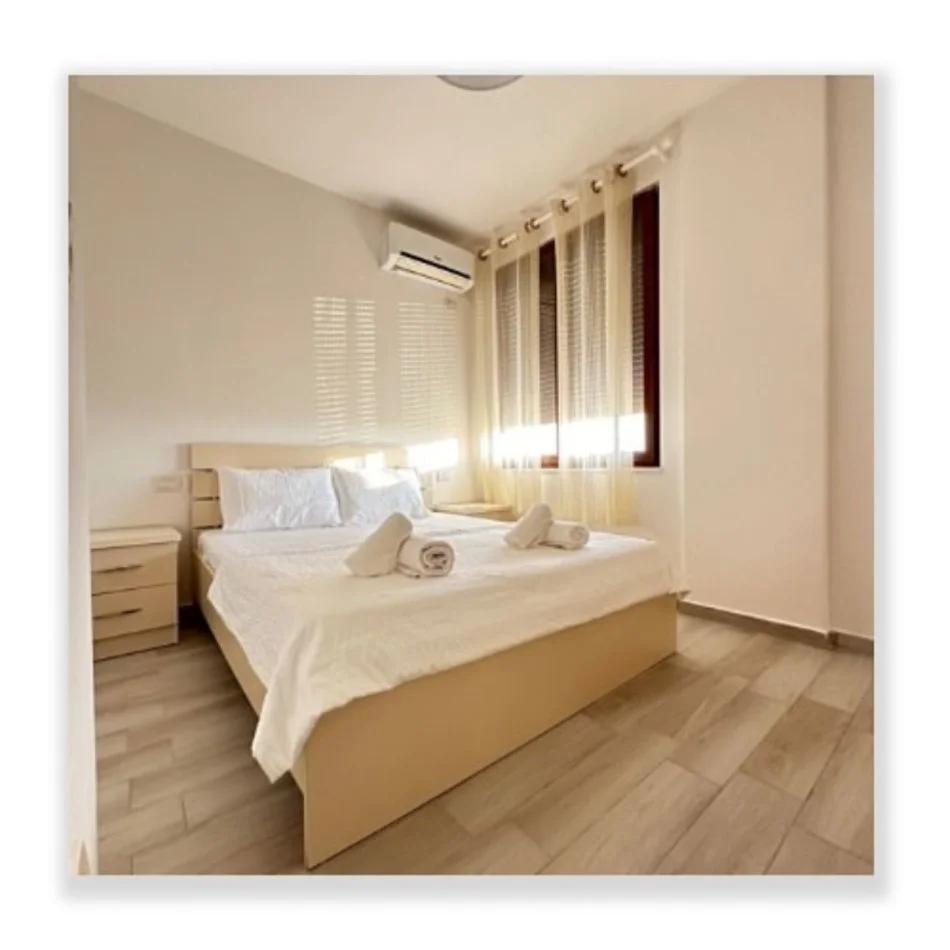 Tirane, jepet me qera apartament 1+1 Kati 3, 60 m² 350 € (fresku)