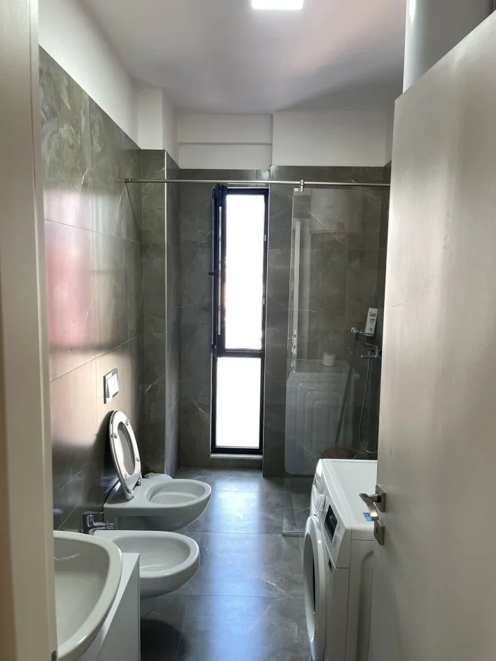 Tirane, jepet me qera apartament 2+1+Ballkon Kati 6, 98 m² 800 € (farmacia 10)
