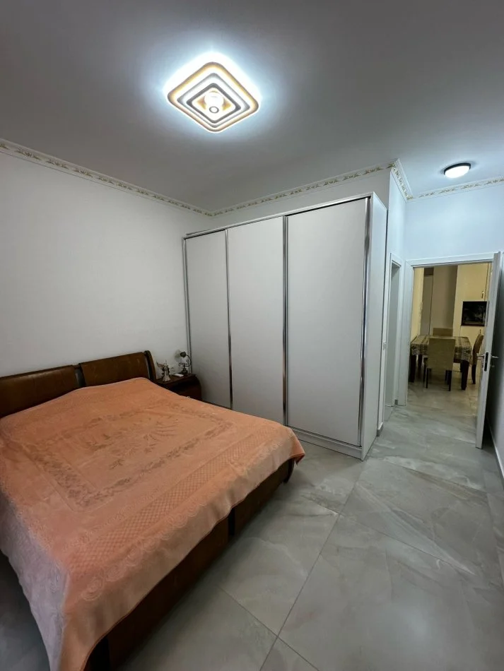 Tirane, jepet me qera apartament 2+1 Kati 2, 110 m² 850 € (medreseja)