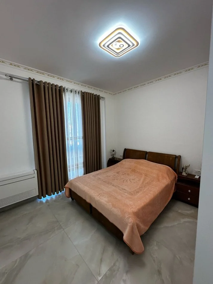 Tirane, jepet me qera apartament 2+1 Kati 2, 110 m² 850 € (medreseja)