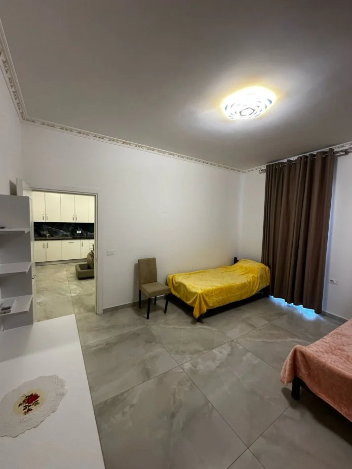Tirane, jepet me qera apartament 2+1 Kati 2, 110 m² 850 € (medreseja)