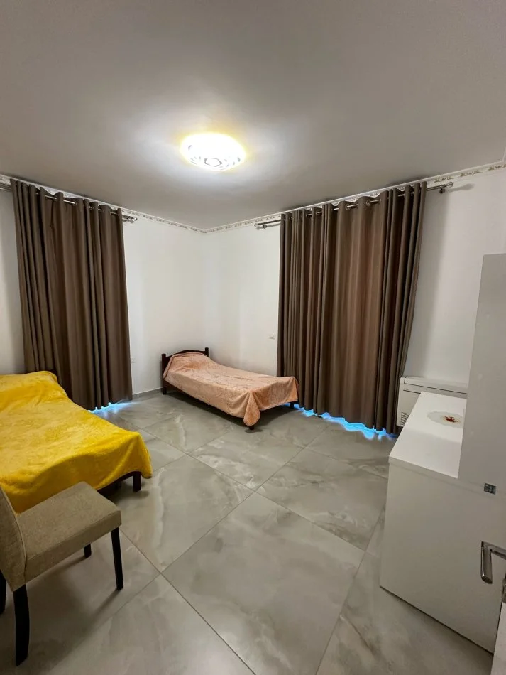 Tirane, jepet me qera apartament 2+1 Kati 2, 110 m² 850 € (medreseja)