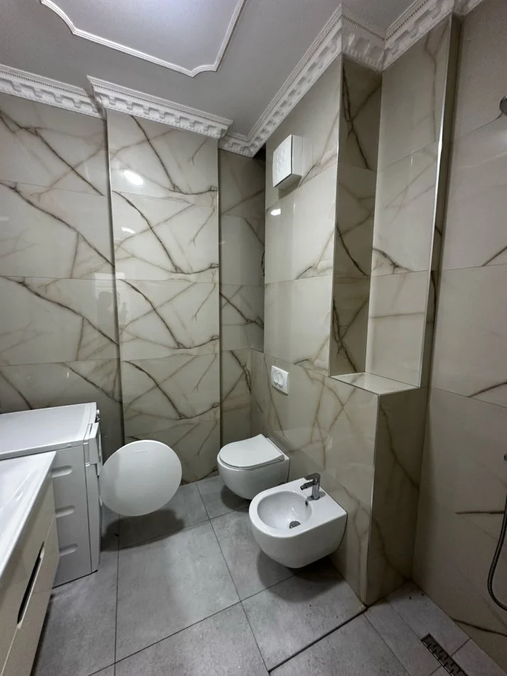 Tirane, jepet me qera apartament 2+1 Kati 2, 110 m² 850 € (medreseja)