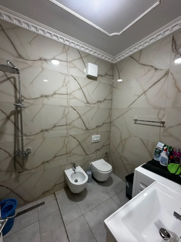 Tirane, jepet me qera apartament 2+1 Kati 2, 110 m² 850 € (medreseja)