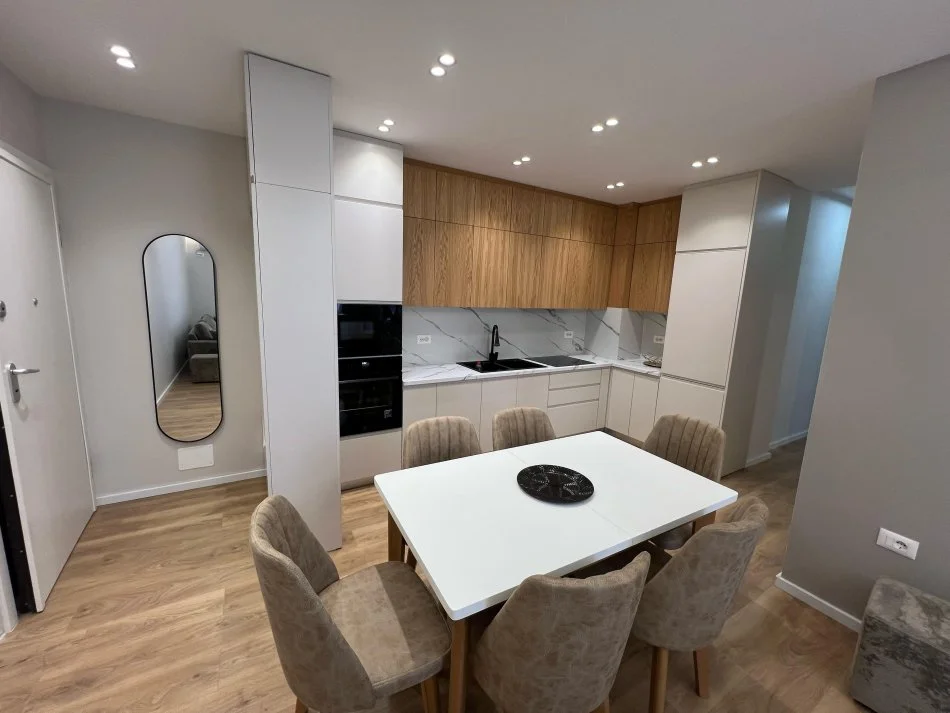 Tirane, jap me qera apartament 2+1+Ballkon Kati 3, 90 m² 950 € (Rr Kavajes , Prane Deliorgjit)