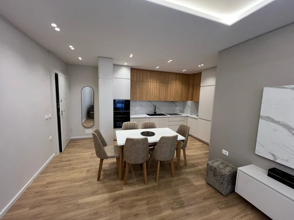 Tirane, jap me qera apartament 2+1+Ballkon Kati 3, 90 m² 950 € (Rr Kavajes , Prane Deliorgjit)