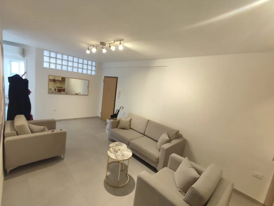 Tirane, jepet me qera 2+1+Ballkon Kati 4, 700 € (Rruga : Nikolla Jorga)