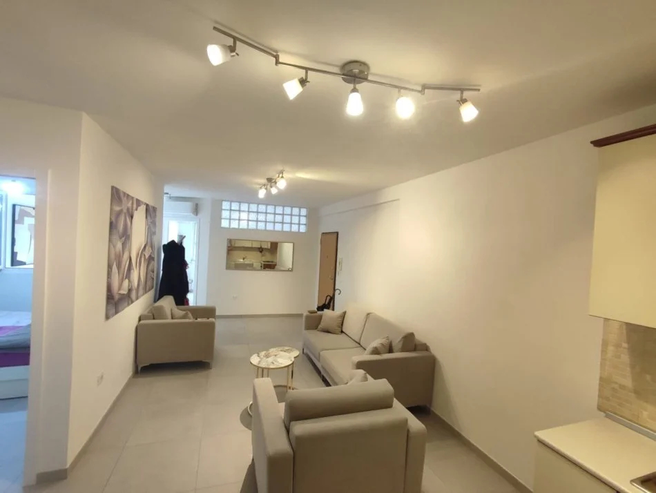 Tirane, jepet me qera 2+1+Ballkon Kati 4, 700 € (Rruga : Nikolla Jorga)