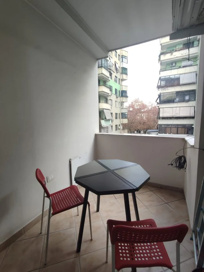 Tirane, jepet me qera 2+1+Ballkon Kati 4, 700 € (Rruga : Nikolla Jorga)