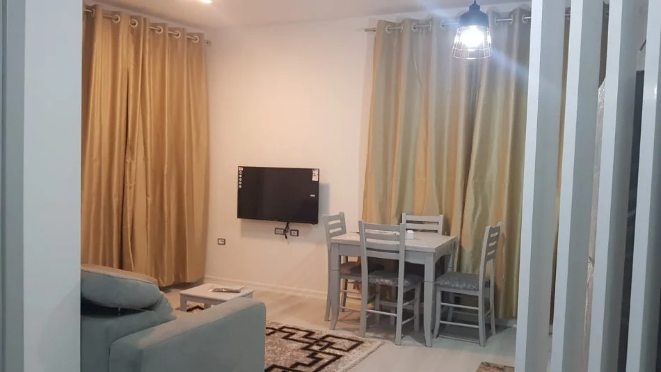 Tirane, jepet me qera apartament 1+1+Ballkon Kati 2, 600 m² 650 € (Komuna e Parisit)
