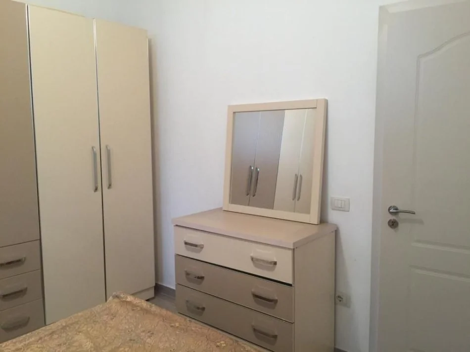 Tirane, jepet me qera apartament 1+1 Kati 1, 52 m² 300€ (Misto mame amerikan 3)