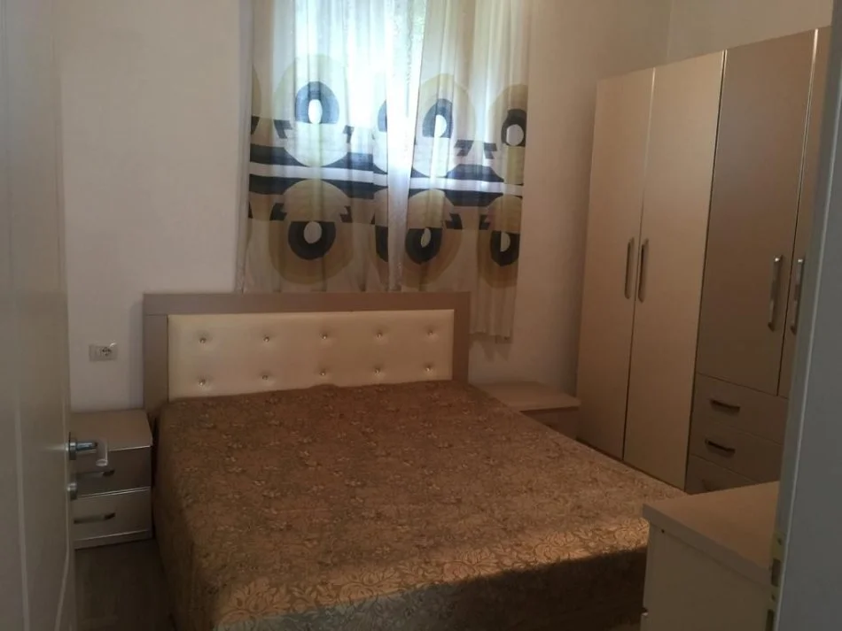 Tirane, jepet me qera apartament 1+1 Kati 1, 52 m² 300€ (Misto mame amerikan 3)