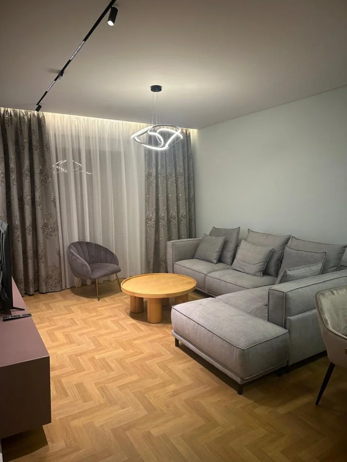 Tirane, jepet me qera apartament 2+1+Ballkon Kati 6, 110 m² 700 € (Rruga “Esat Mekuli”, Ish Fusha Aviacionit.)