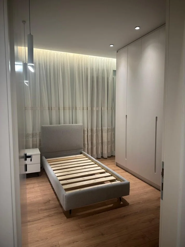 Tirane, jepet me qera apartament 2+1+Ballkon Kati 6, 110 m² 700 € (Rruga “Esat Mekuli”, Ish Fusha Aviacionit.)