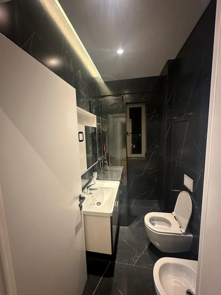 Tirane, jepet me qera apartament 2+1+Ballkon Kati 6, 110 m² 700 € (Rruga “Esat Mekuli”, Ish Fusha Aviacionit.)