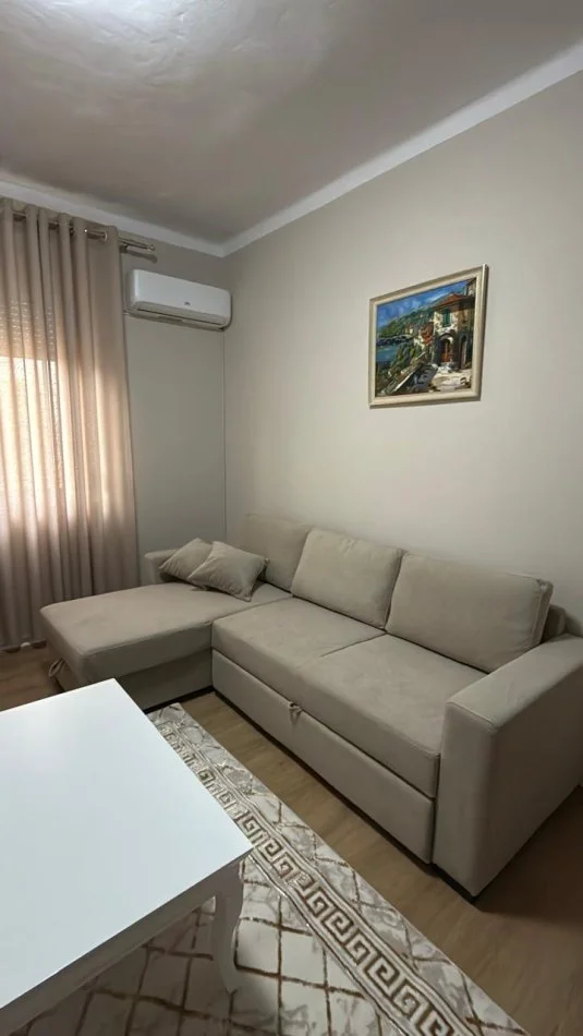 Tirane, jepet me qera 1+1+Aneks Kati 5, 63 m² 700 € (bulevardi bajram curri prane kinemas Agim)