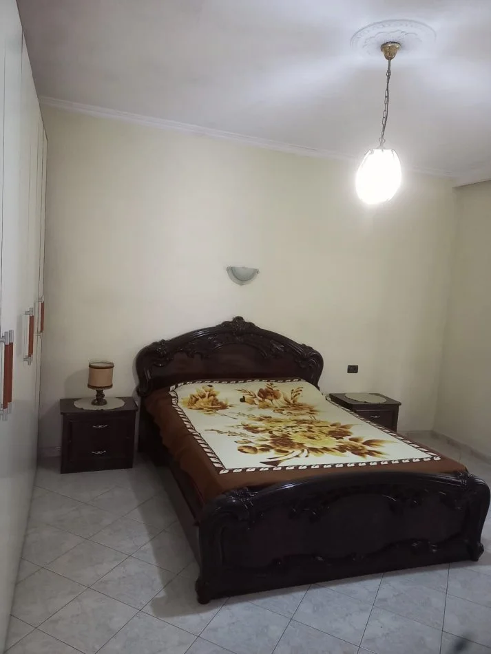 Tirane, jepet me qera apartament 2+1+Aneks+Ballkon Kati 1, 420 € (vilat gjermane)