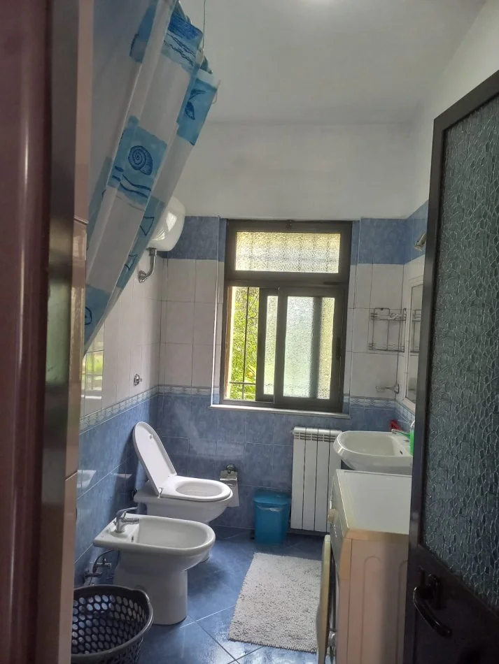 Tirane, jepet me qera apartament 2+1+Aneks+Ballkon Kati 1, 420 € (vilat gjermane)