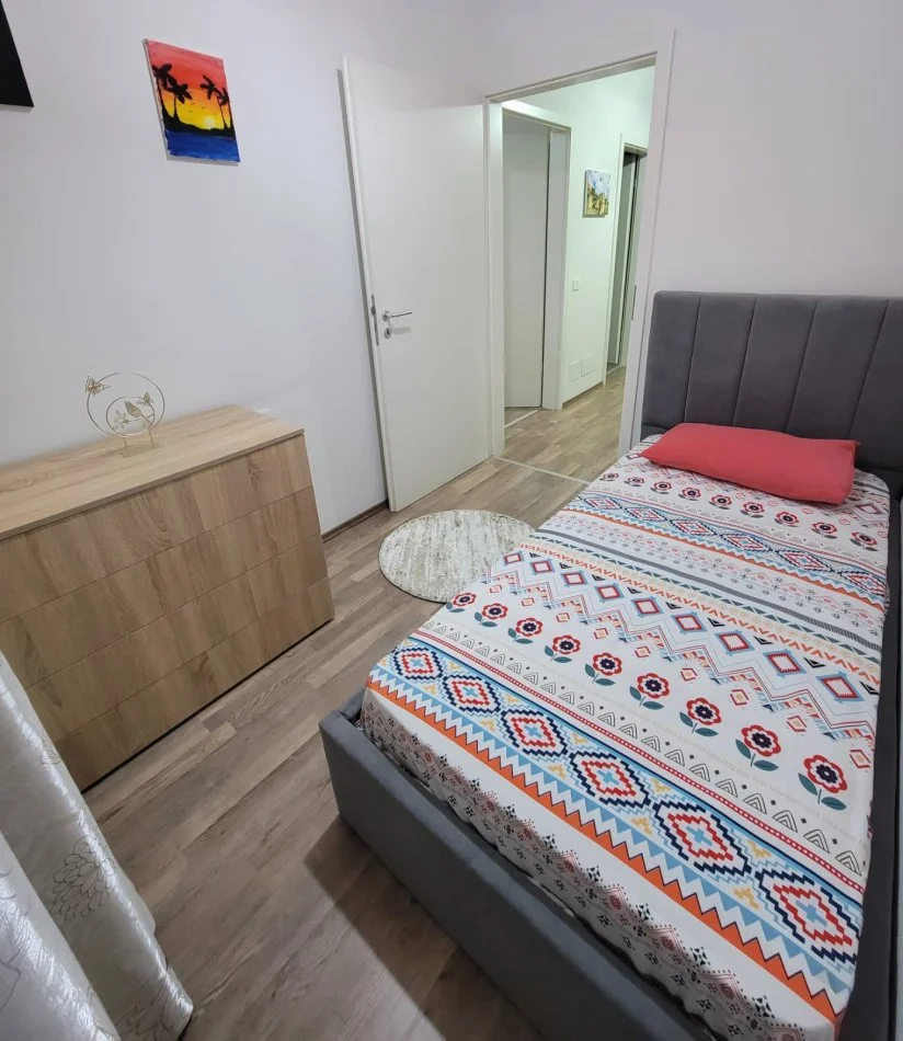 Tirane, jepet me qera apartament 2+1 Kati 4, 450 € (Ali Dem)