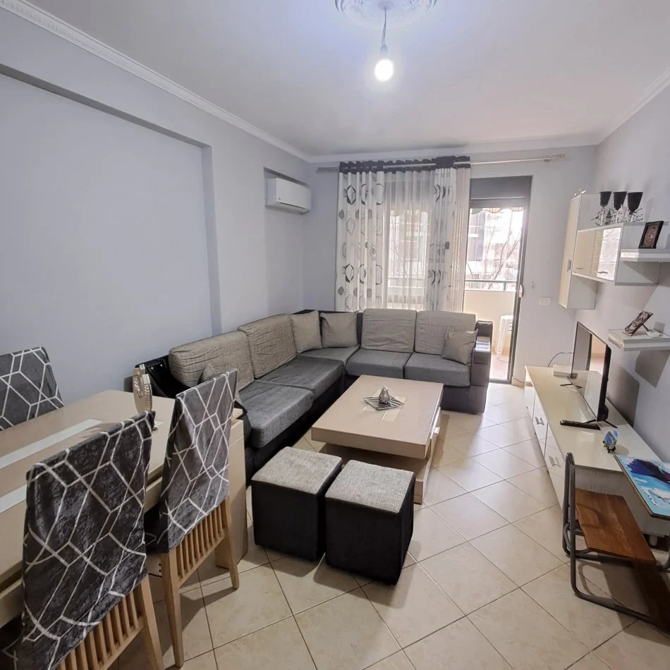 Tirane, jepet me qera apartament 2+1+Ballkon Kati 1, 110 m² 530 € (5 maji)