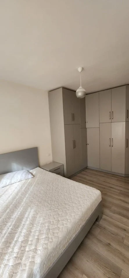 Tirane, jepet me qera apartament 2+1+Ballkon Kati 4, 100 m² 700 € 