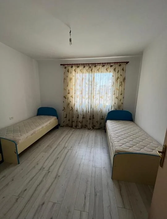 Tirane, jepet me qera apartament 2+1+Ballkon Kati 4, 103 m² 500 € 