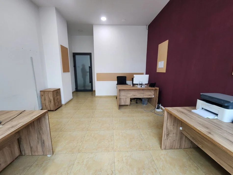 Tirane, jepet me qera ambjent biznesi Kati 2, 40 m²47.000L