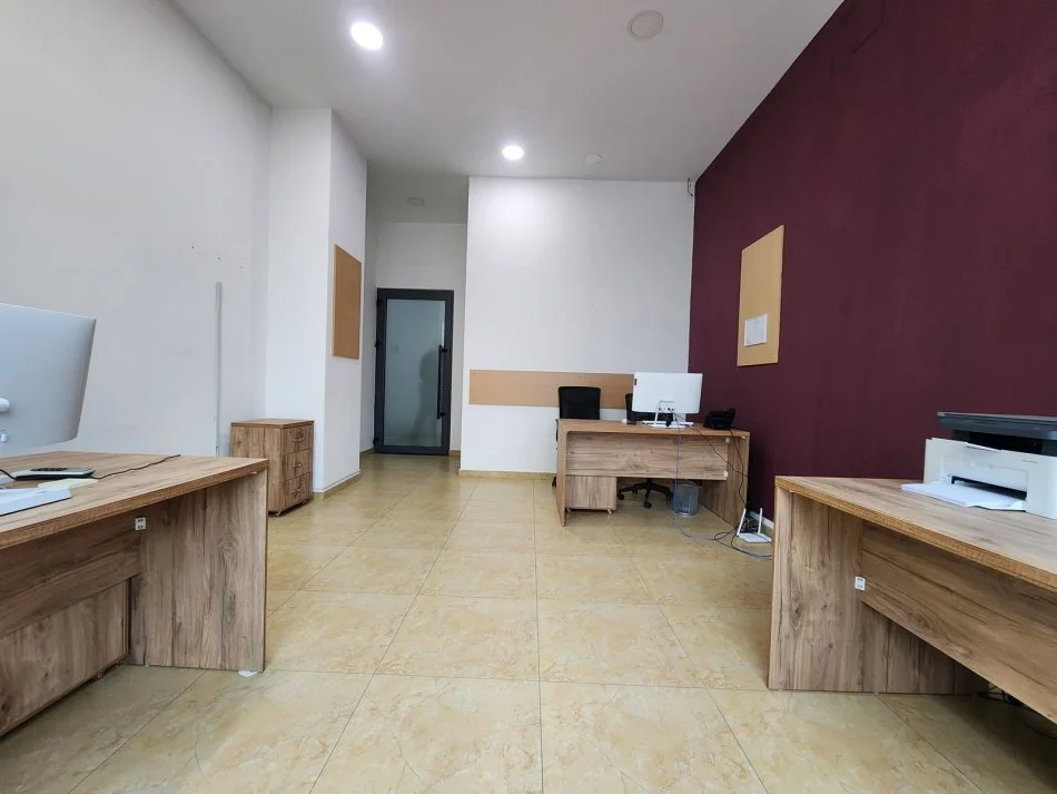 Tirane, jepet me qera ambjent biznesi Kati 2, 40 m²47.000L
