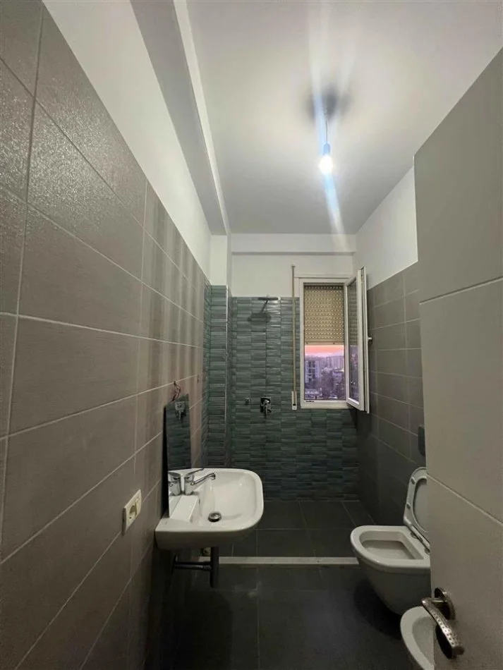 Tirane, jepet me qera apartament 3+1+Ballkon Kati 9, 97 m² 600 € 