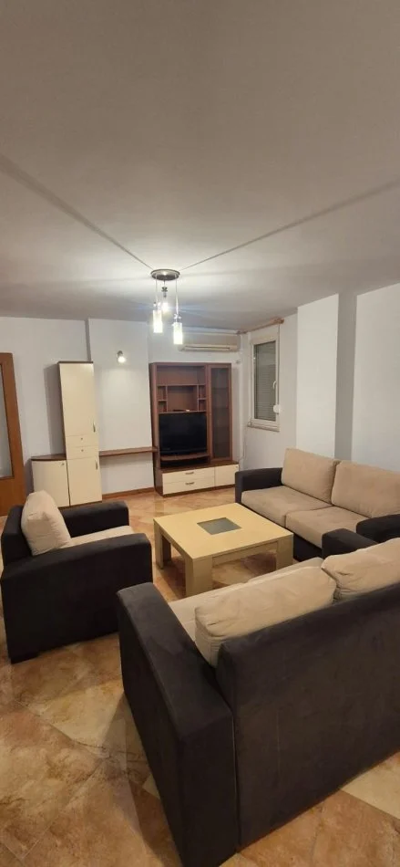 Tirane, jepet me qera apartament 3+1 Kati 3, 130 m² 1.099 € (Ish Ekspozita)