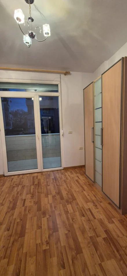 Tirane, jepet me qera apartament 3+1 Kati 3, 130 m² 1.099 € (Ish Ekspozita)