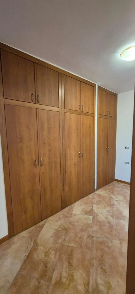 Tirane, jepet me qera apartament 3+1 Kati 3, 130 m² 1.099 € (Ish Ekspozita)