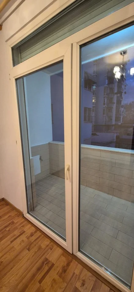 Tirane, jepet me qera apartament 3+1 Kati 3, 130 m² 1.099 € (Ish Ekspozita)