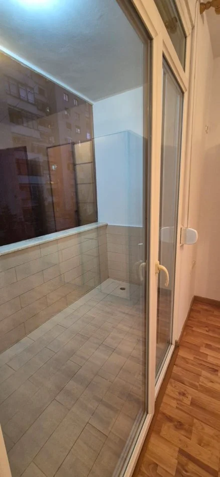 Tirane, jepet me qera apartament 3+1 Kati 3, 130 m² 1.099 € (Ish Ekspozita)