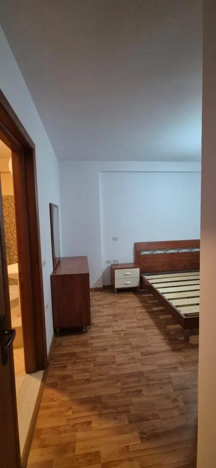 Tirane, jepet me qera apartament 3+1 Kati 3, 130 m² 1.099 € (Ish Ekspozita)