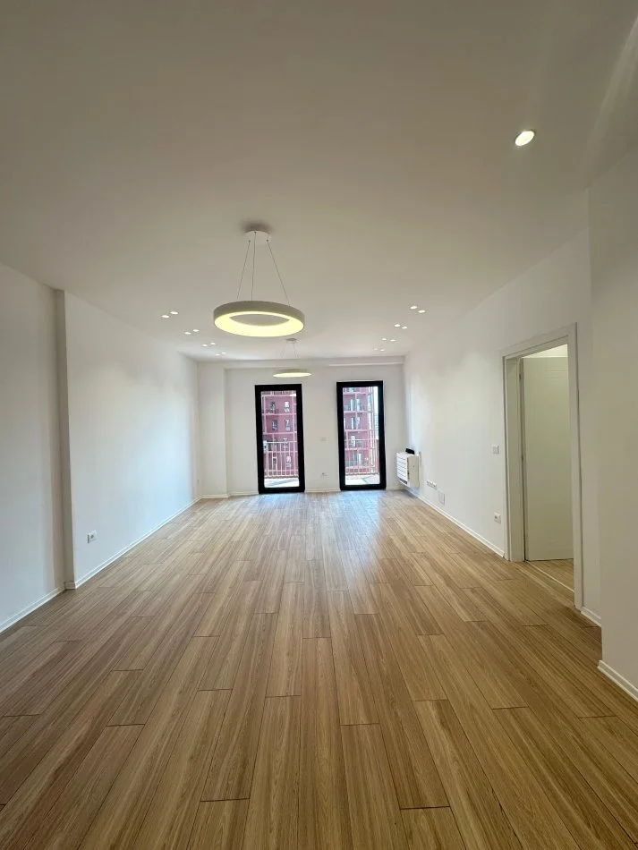 Tirane, jepet me qera apartament 3+1 Kati 3, 160 m² 1.600 € (Garden Building)