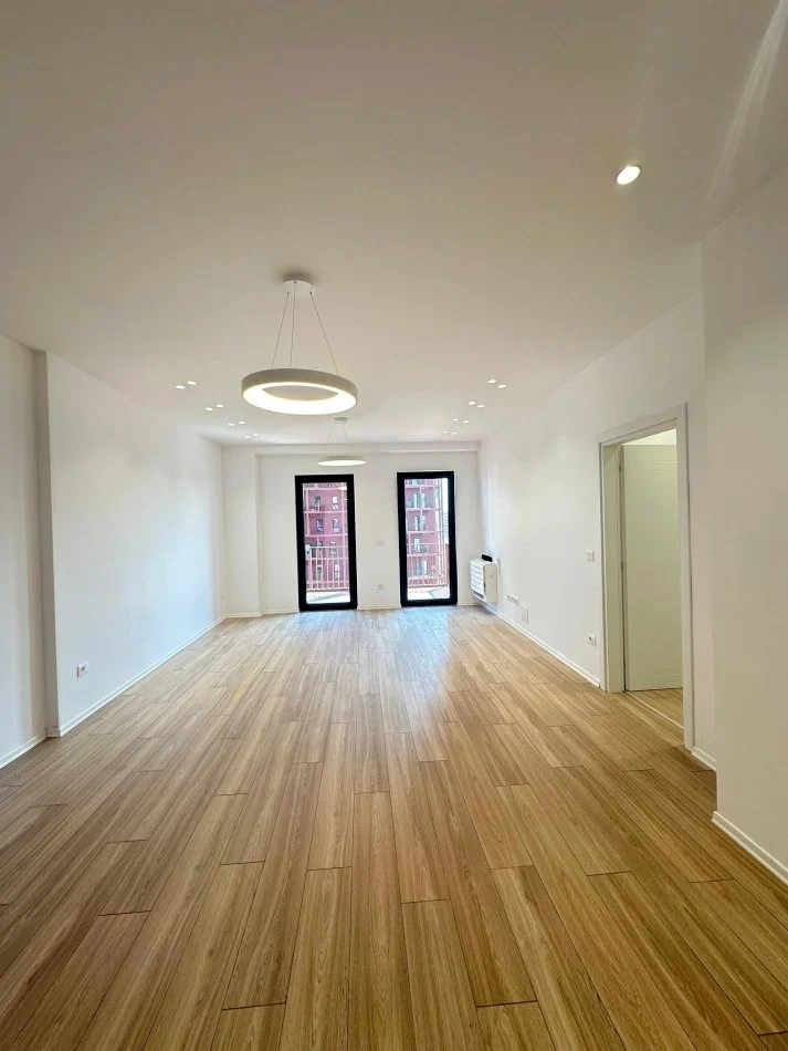 Tirane, jepet me qera apartament 3+1 Kati 3, 160 m² 1.600 € (Garden Building)