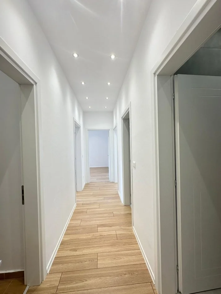 Tirane, jepet me qera apartament 3+1 Kati 3, 160 m² 1.600 € (Garden Building)